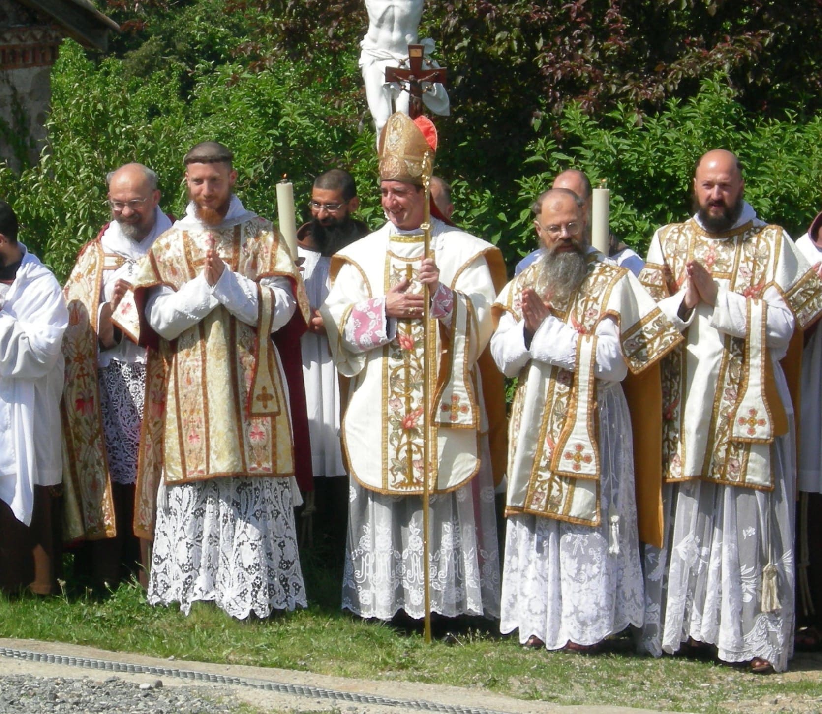 Une photo de Monseigneur de Galarreta avec les capucins de morgon